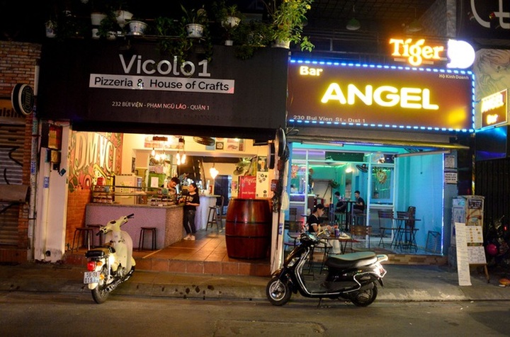 Popular tourist streets in Hanoi, HCM City still quiet after re-opening - 3