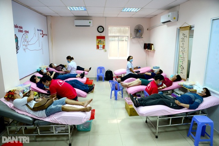 HCM City people rush for blood donation following halt due to Covid-19 - 6