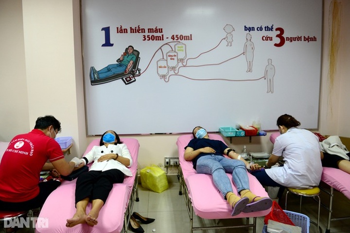 HCM City people rush for blood donation following halt due to Covid-19 - 7