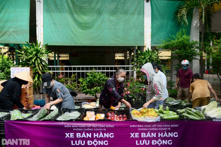 Mobile supermarkets in HCM City amid social distancing - 5 Mobile supermarkets in HCM City amid social distancing - 5