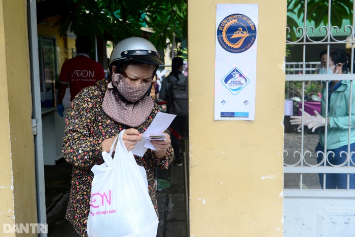 Mobile supermarkets in HCM City amid social distancing - 7 Mobile supermarkets in HCM City amid social distancing - 7