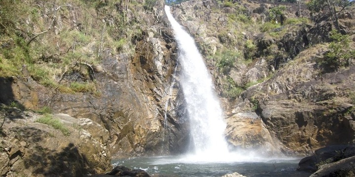 Three tourists fall to their deaths at Khanh Hoa waterfall - 1