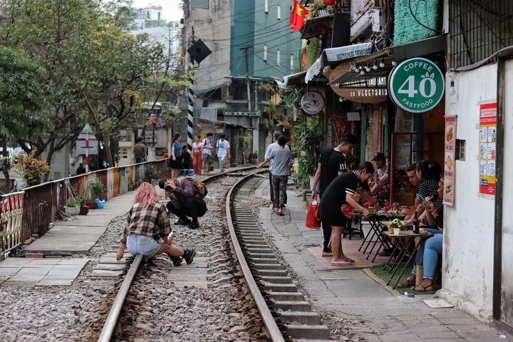 Tour agencies banned from bringing tourists to the train track cafe - 1