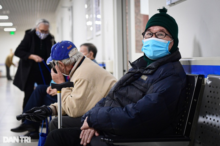Hanoi hospitals serve more patients amid cold weather - 5 Hanoi hospitals serve more patients amid cold weather - 5