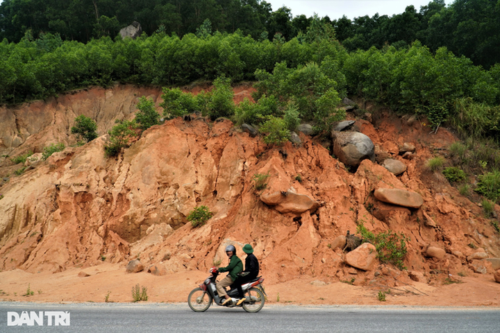 Ha Tinh coastal road faces severe landslide risk - 1 Ha Tinh coastal road faces severe landslide risk - 1