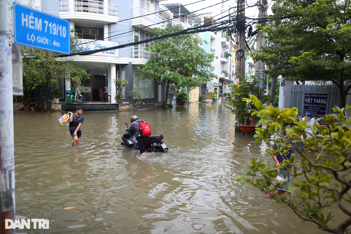High tides continues disrupting HCM City - 1 High tides continues disrupting HCM City - 1