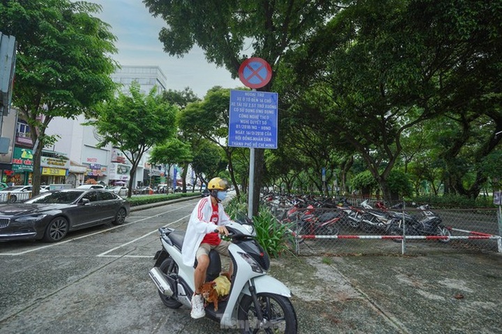 HCM City moves to ease parking shortage at parks - 1