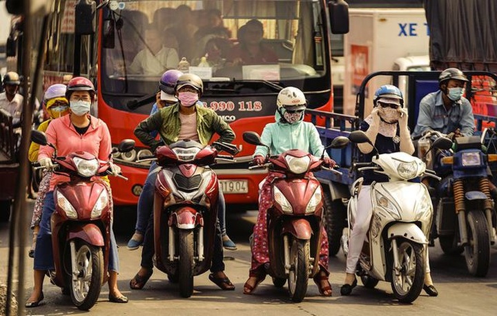 Motorbikes blamed as major cause of pollution in HCM City - 1