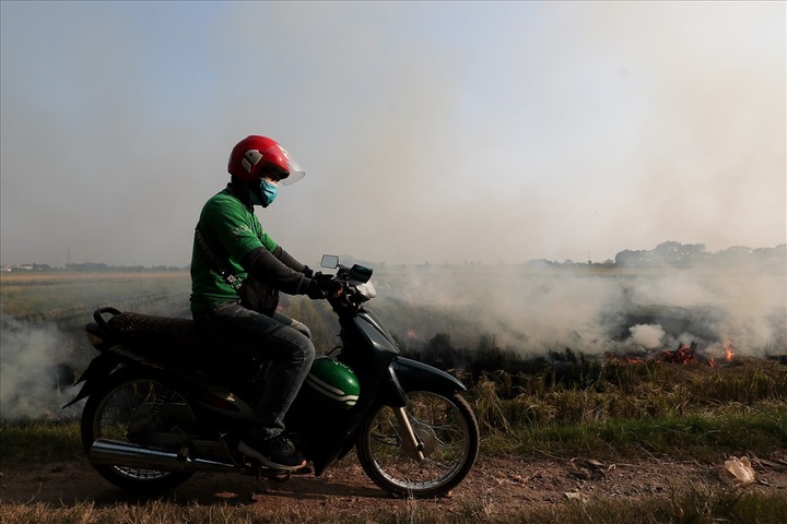 Straw burning worsens Hanoi air pollution - 6 Straw burning worsens Hanoi air pollution - 6