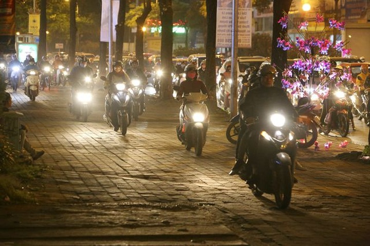 Cars worsen Hanoi streets at peak hours - 6