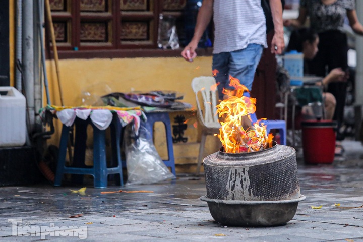 Votive paper burnt in Hanoi's Old Quarter - 6 Votive paper burnt in Hanoi's Old Quarter - 6