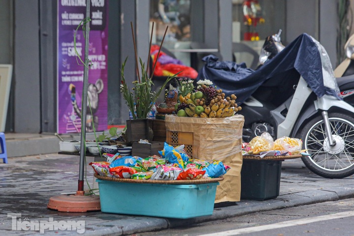 Votive paper burnt in Hanoi's Old Quarter - 2 Votive paper burnt in Hanoi's Old Quarter - 2