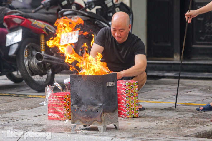 Votive paper burnt in Hanoi's Old Quarter - 1 Votive paper burnt in Hanoi's Old Quarter - 1