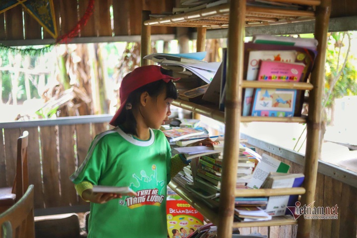 Free library for children in Hanoi river slum opened - 3