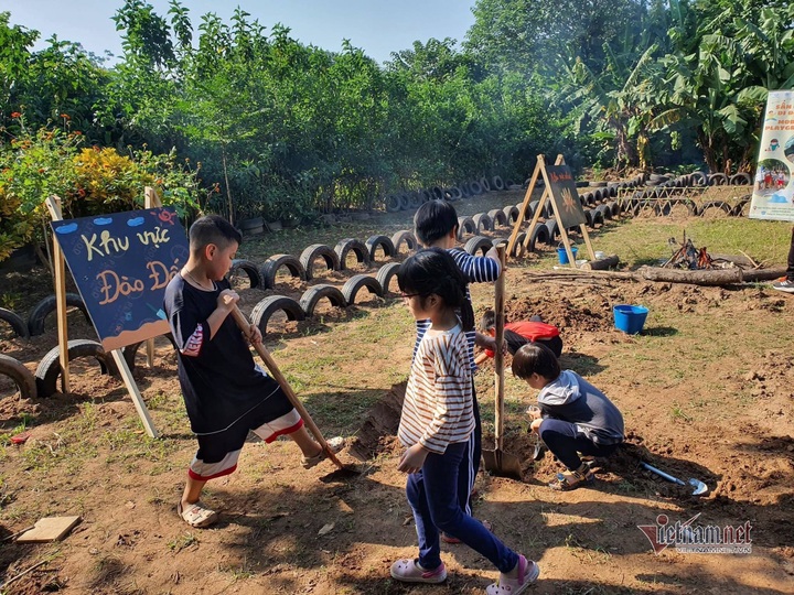 Free library for children in Hanoi river slum opened - 4