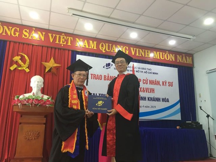 Elderly man awarded excellent bachelor degree - 1