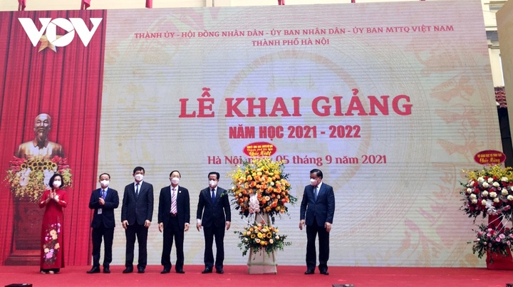 Vietnamese students begin new school year in person, online - 1