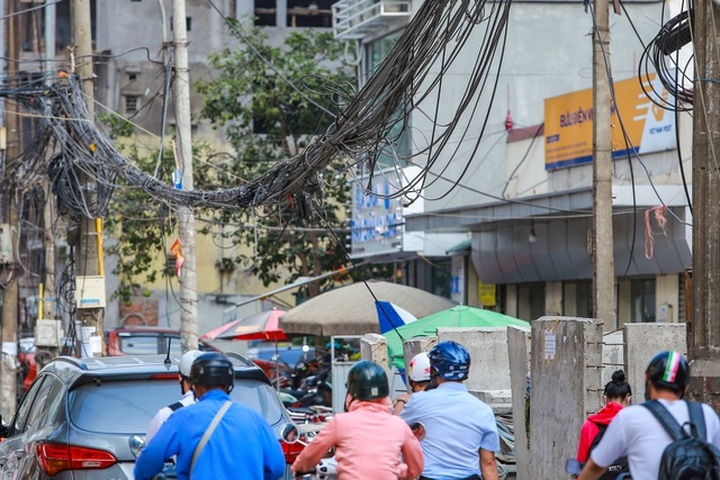 Spider webs’ plague on Hanoi streets - 9