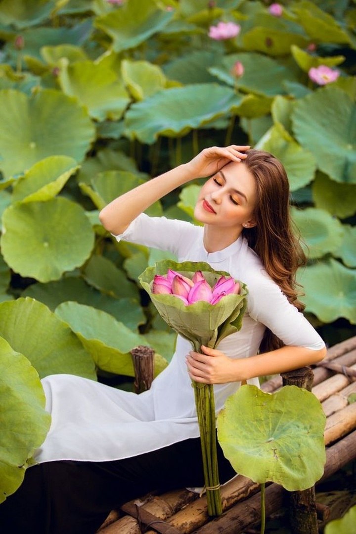 Ukrainian model poses with Hanoi lotus flowers - 9
