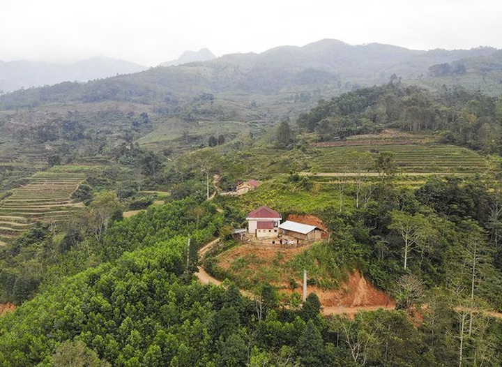 Khuoi Khi Village children huddle in the cold - 1