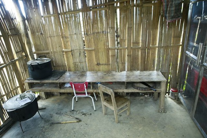 Khuoi Khi Village children huddle in the cold - 3