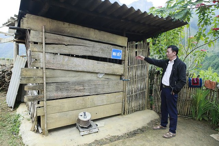 Khuoi Khi Village children huddle in the cold - 2
