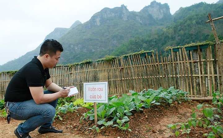 Khuoi Khi Village children huddle in the cold - 4