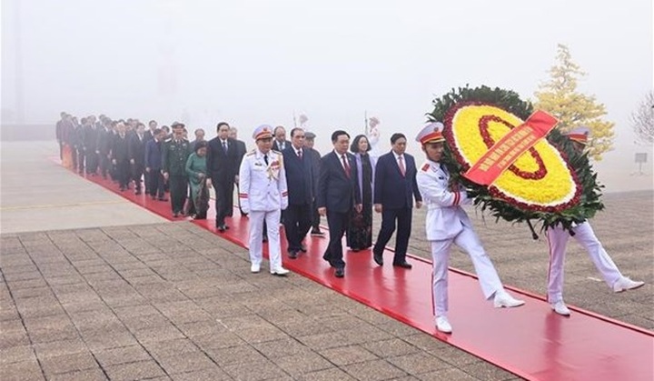 Party, State leaders commemorate President Ho Chi Minh on CPV’s founding anniversary - 1