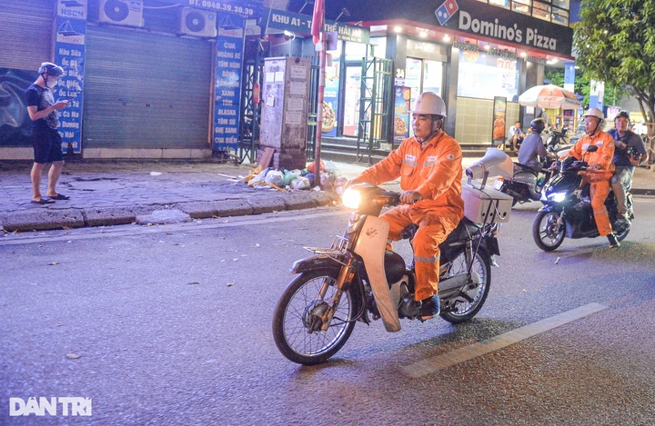 Hanoi electricity staff patrol to call on power save - 1