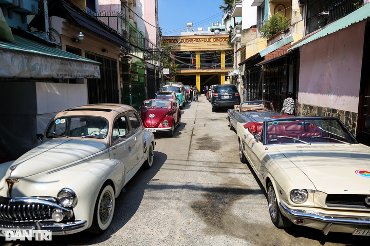 Many historic vehicles parade on HCM City streets - 8