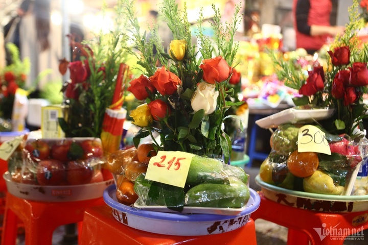 People rush to Tay Ho Temple for worshiping at midnight - 5