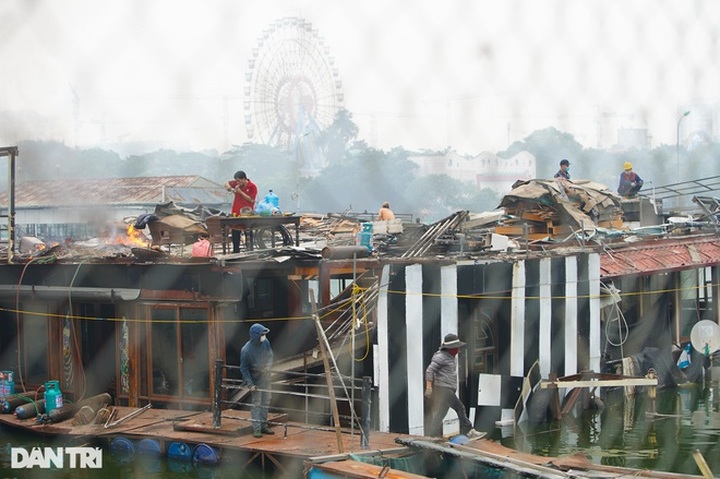 Floating houses on West Lake removed - 4