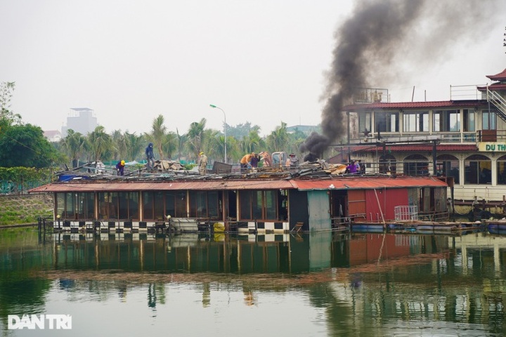Floating houses on West Lake removed - 2