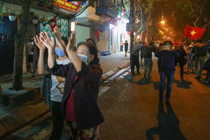 Lockdown on Hanoi’s Covid-19-hit area lifted - 6