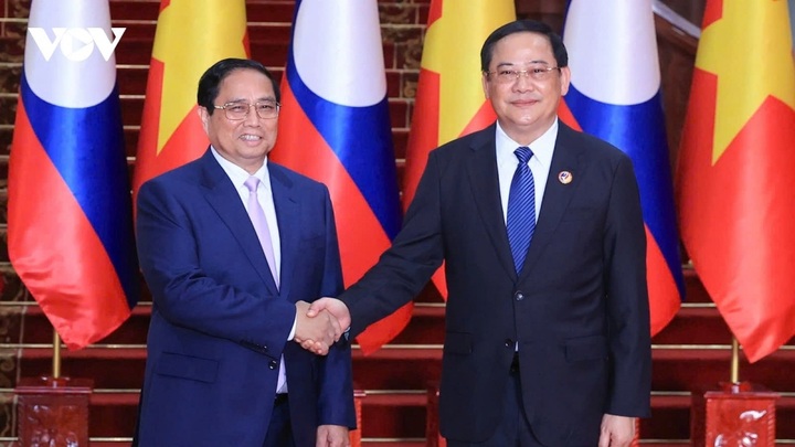 Vietnam gives top priority to great relations with Laos - 1