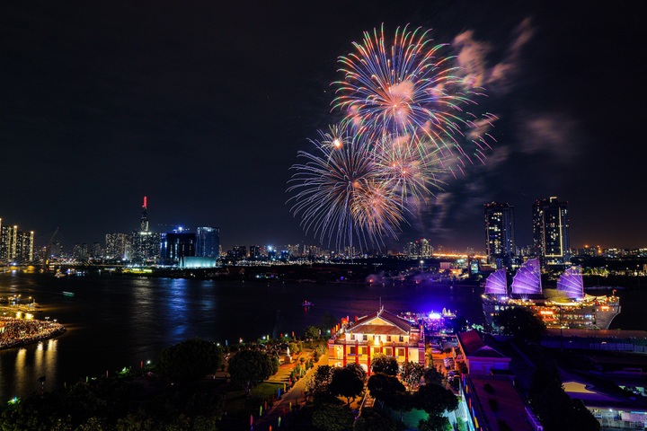 Firework displays to open HCM City River Festival - 1 Firework displays to open HCM City River Festival - 1