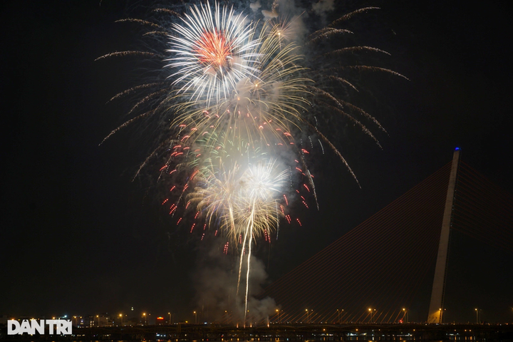 Fireworks light up sky on Lunar New Year's Eve - 6