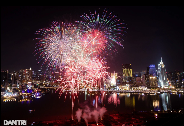 HCM City reduces Reunification Day firework displays - 1