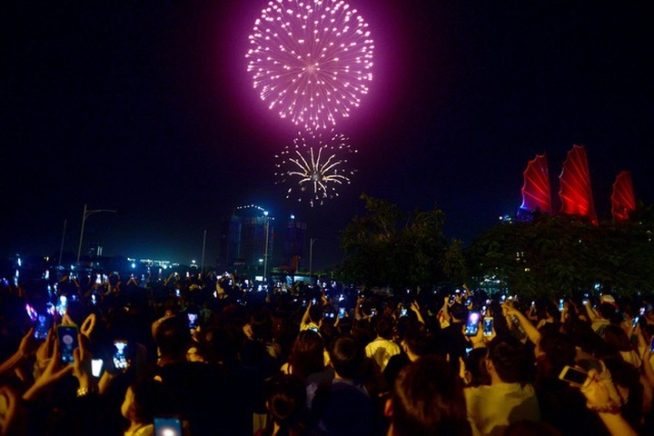 Thousands fill the streets to welcome New Year - 5 Thousands fill the streets to welcome New Year - 5
