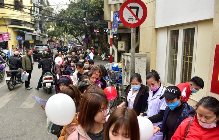 Hanoians queue to receive free hand wash - 2 Hanoians queue to receive free hand wash - 2