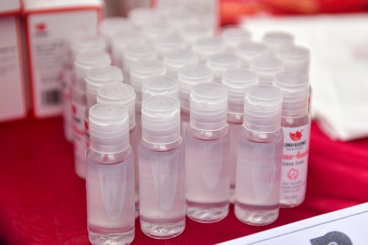 Hanoians queue to receive free hand wash - 3 Hanoians queue to receive free hand wash - 3