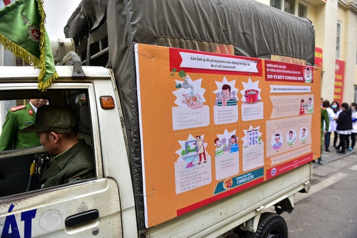 Hanoians queue to receive free hand wash - 6 Hanoians queue to receive free hand wash - 6