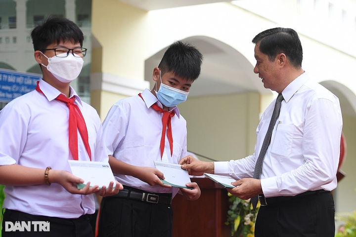 Dantri/Dtinews supports health insurance for Can Tho students - 3