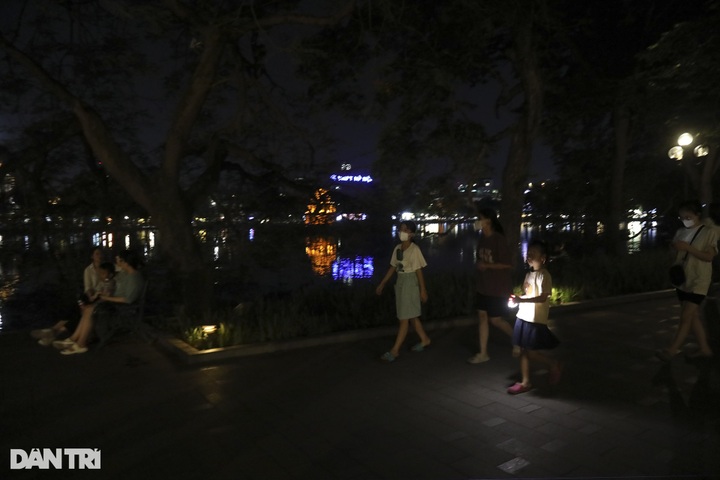 Hoan Kiem Lake lighting off to save electricity - 2