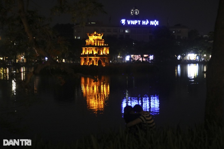 Hoan Kiem Lake lighting off to save electricity - 1