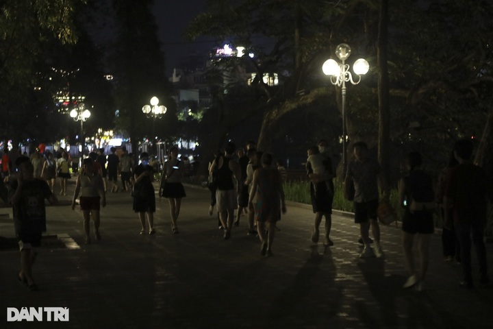 Hoan Kiem Lake lighting off to save electricity - 10