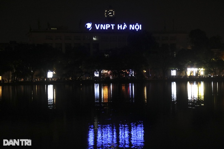 Hoan Kiem Lake lighting off to save electricity - 3