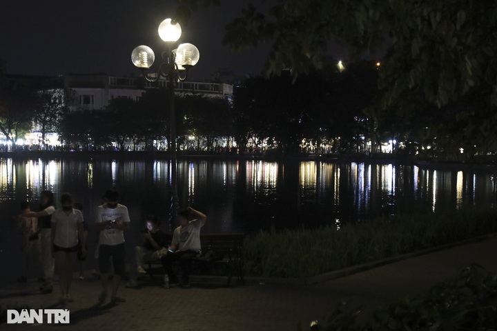 Hoan Kiem Lake lighting off to save electricity - 5