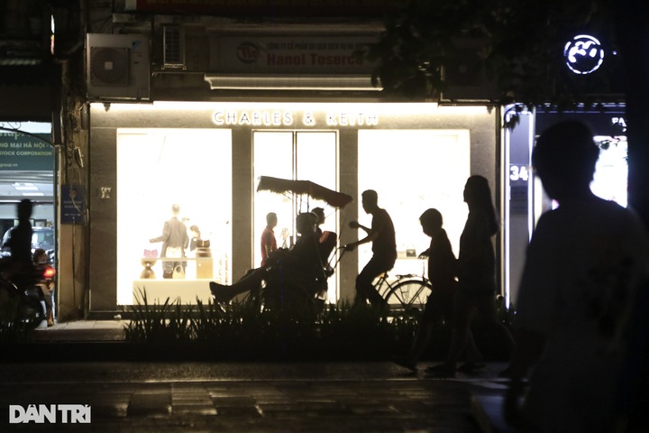 Hoan Kiem Lake lighting off to save electricity - 9