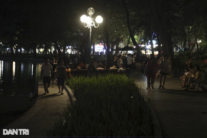 Hoan Kiem Lake lighting off to save electricity - 4